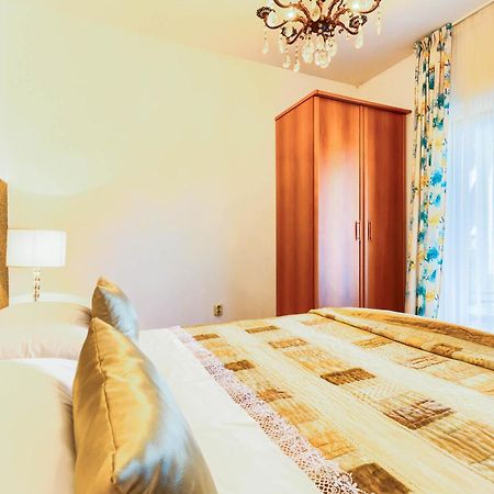 Family Friendly Seaside Apartments Rogoznica - 2010 Rom bilde