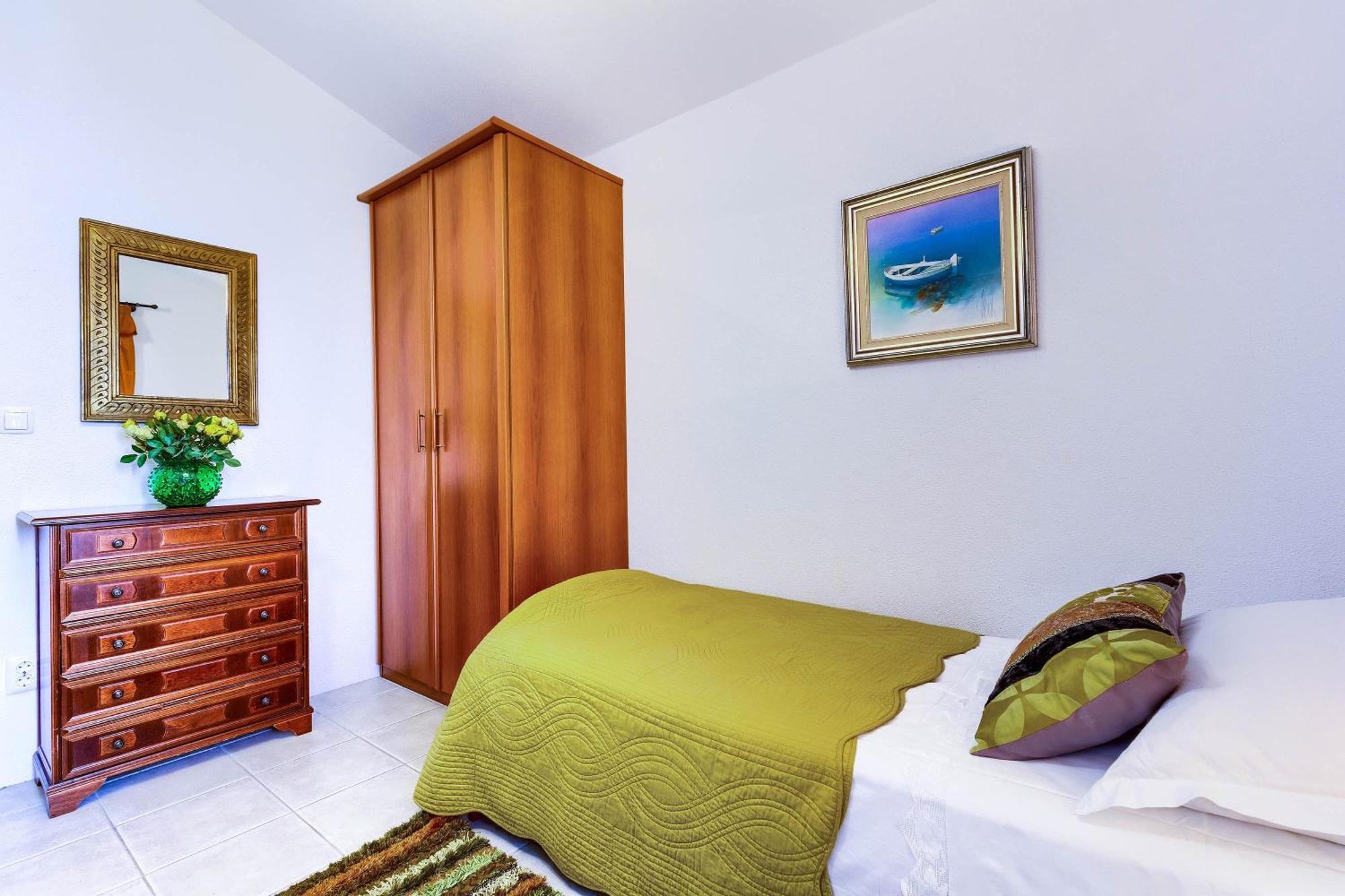 Family Friendly Seaside Apartments Rogoznica - 2010 Rom bilde